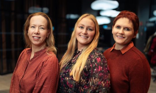fra venstre: Stine Hansen Bakkebø, Karense Foslien, Lina Vikre Skifjeld Foto:Taras Bezpalyi