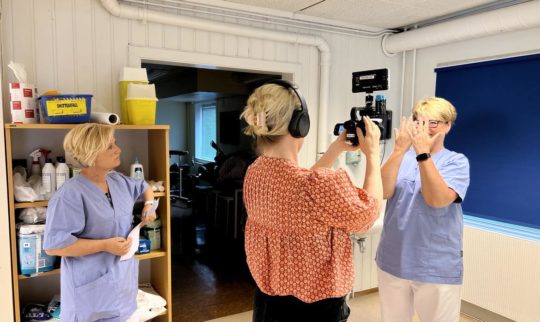 En sykepleier blir filmet for å vise håndhygiene.