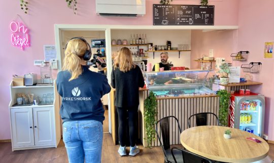 Stine Bakkebø i Yrkesnorsk filmer en kundesituasjon på en kafé.