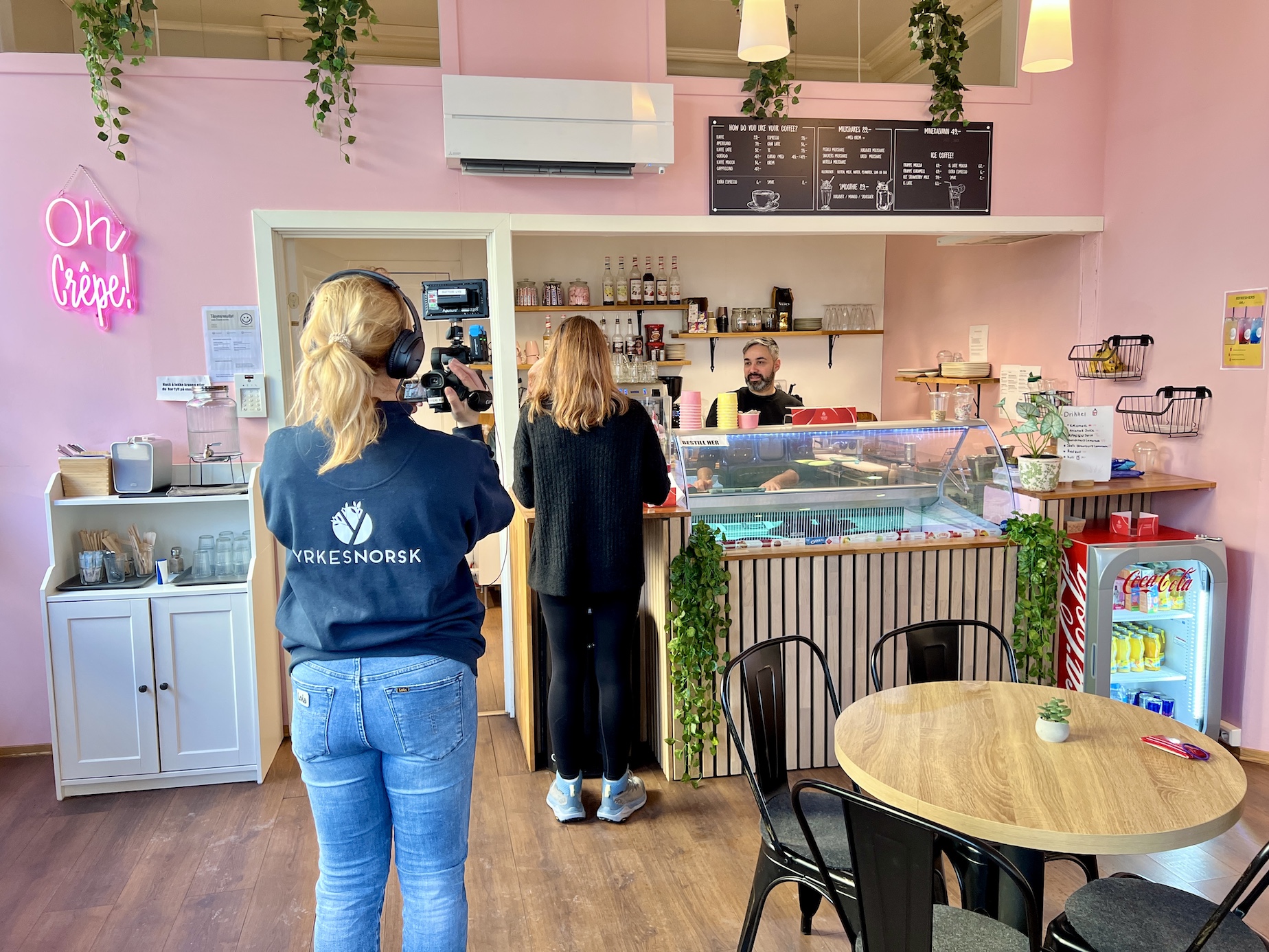 Stine Bakkebø i Yrkesnorsk filmer en kundesituasjon på en kafé.